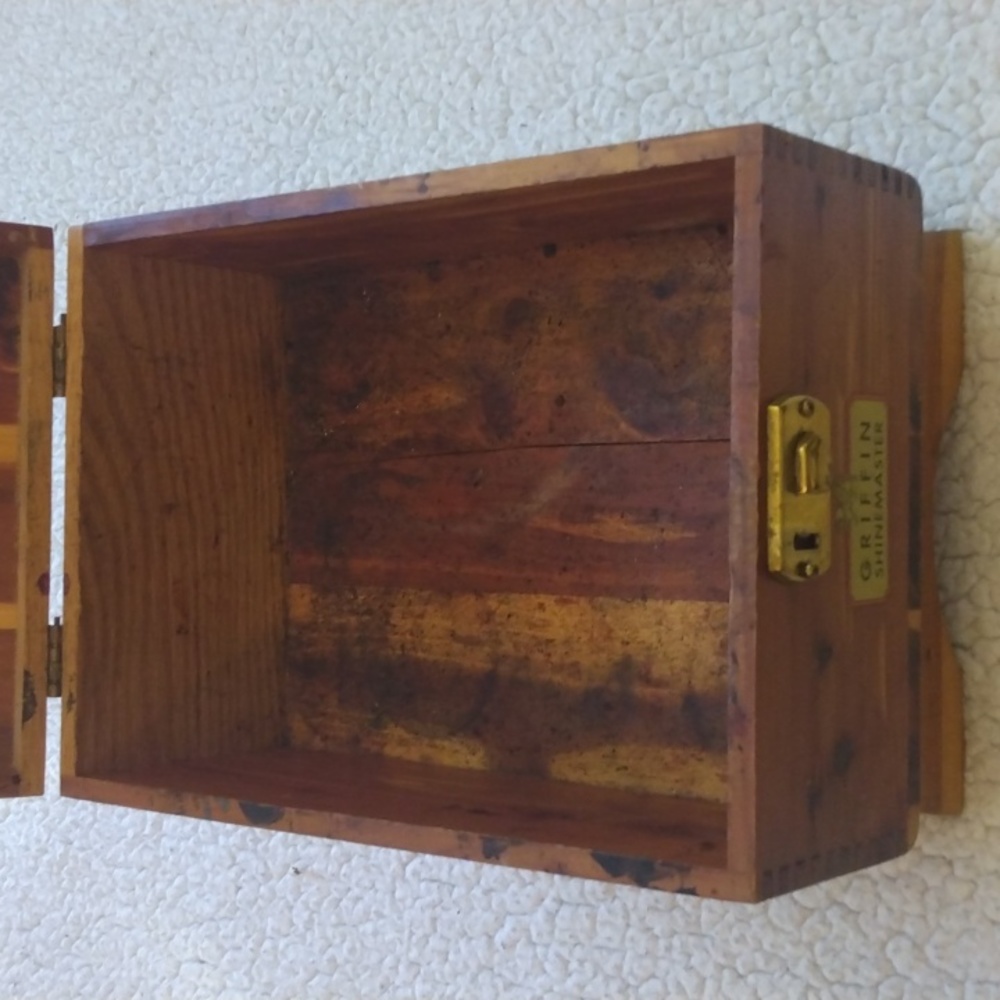 Vintage Cedar Griffin Shoe Shine Kit - 13 Pieces - Picture 3 of 16